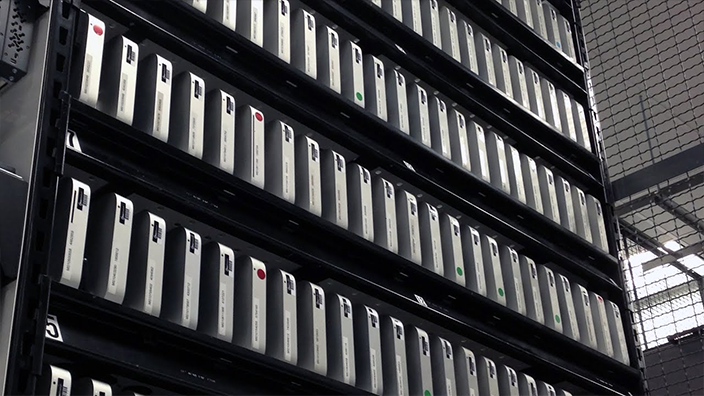 Стойка с сотнями Mac mini.